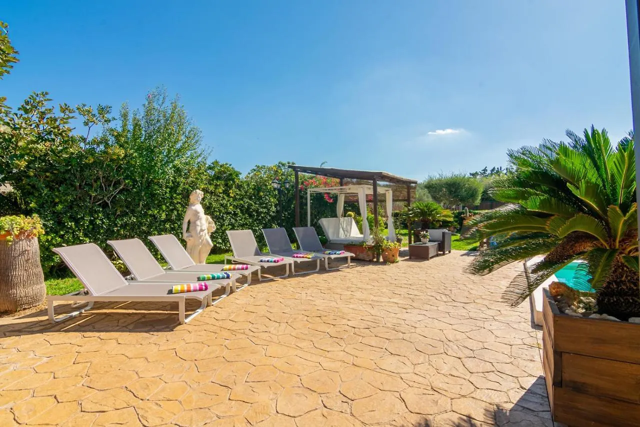 Casa Con Piscina A 1 Km Del Mar Y Del Pueblo contacts